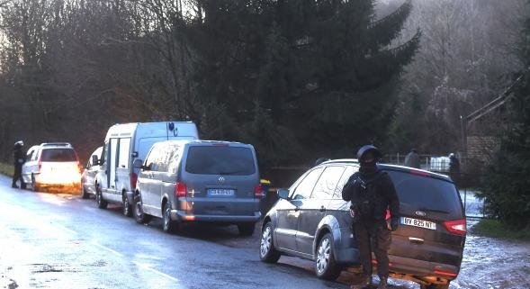 Ασύλληπτοι  οι μακελάρηδες του Charlie Hebdo -Καρέ-καρέ η επιχείρηση εντοπισμού τους στο τεράστιο δάσος που έχει το μέγεθος του Παρισιού [εικόνες & βίντεο] | iefimerida.gr 1