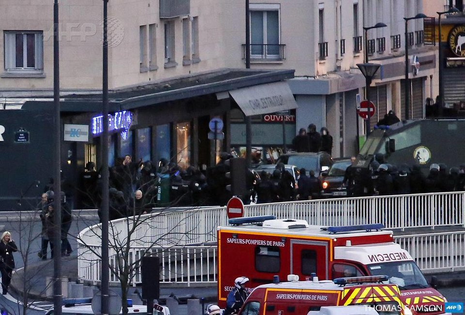 Τουλάχιστον 4 όμηροι νεκροί στο παντοπωλείο - «Πέστε κάτω τον έχουμε» είπε η αστυνομία [εικόνες & βίντεο] | iefimerida.gr 1