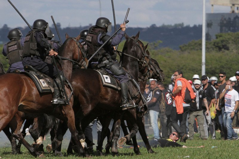 Βραζιλία: Διαδηλωτές έβαλαν φωτιά σε υπουργείο! [εικόνες-βίντεο] | iefimerida.gr 5
