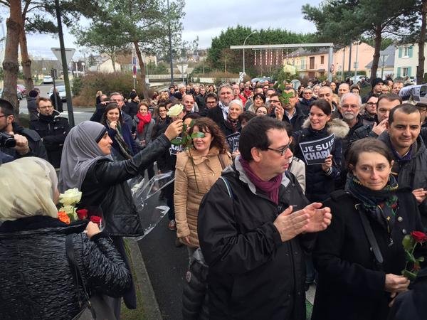 Πλημμύρισε από διαδηλωτές υπέρ της ειρήνης η Γαλλία -Στο Αφγανιστάν διαδήλωσαν για τους «ήρωες» μακελάρηδες [εικόνες] | iefimerida.gr 4