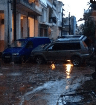 Βιβλική καταστροφή στην Καλαμάτα: Η θάλασσα «κατάπιε» αυτοκίνητα [εικόνες] | iefimerida.gr 7