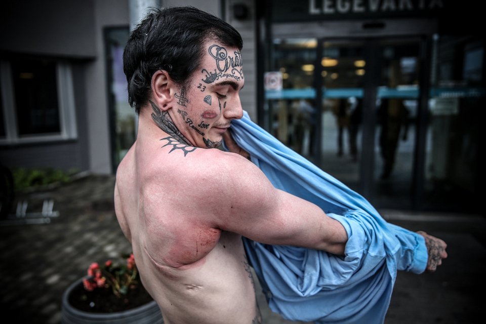 Απίστευτο: Σφήνωσε σε λεκάνη τουαλέτας προσπαθώντας να σώσει το κινητό φίλου του [εικόνες] | iefimerida.gr 1