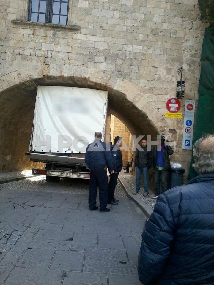 Απίστευτες εικόνες στη Ρόδο -Φορτηγό φράκαρε στην είσοδο της Παλαιάς Πόλης -Φθορές στο μνημείο [εικόνες] | iefimerida.gr 1