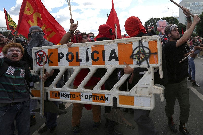 Βραζιλία: Διαδηλωτές έβαλαν φωτιά σε υπουργείο! [εικόνες-βίντεο] | iefimerida.gr 6