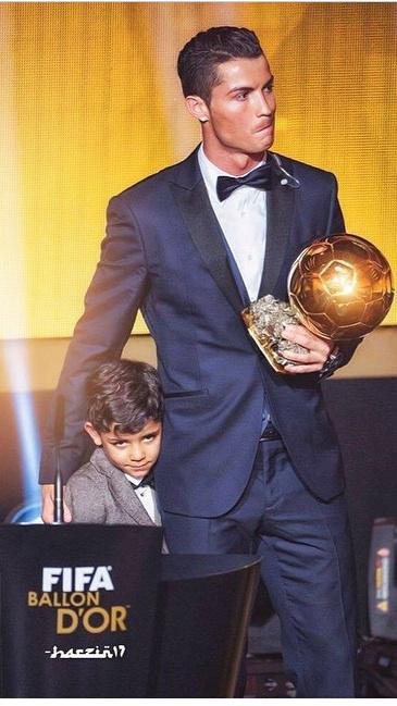 Η «Χρυσή Μπάλα» (ξανά) στον Κριστιάνο Ρονάλντο [εικόνες & βίντεο] | iefimerida.gr 1