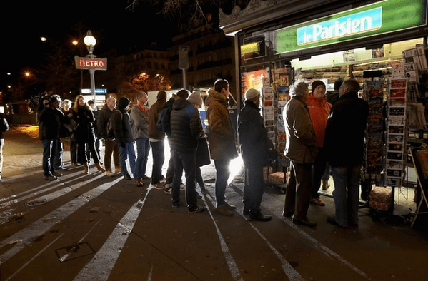 Ουρές έξω από κιόσκια στο Παρίσι, αξημέρωτα, για ένα τεύχος του Charlie Hebdo [εικόνες] | iefimerida.gr 0