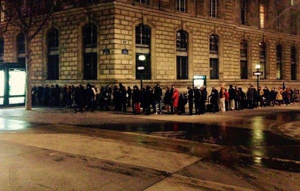 Ουρές έξω από κιόσκια στο Παρίσι, αξημέρωτα, για ένα τεύχος του Charlie Hebdo [εικόνες] | iefimerida.gr 4