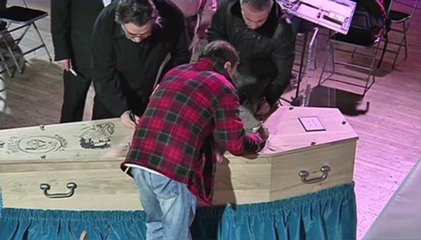 Εκατοντάδες κόσμου στις κηδείες δύο σκιτσογράφων του Charlie Hebdo – Ζωγράφισαν το φέρετρο του Tignous [εικόνες] | iefimerida.gr 4