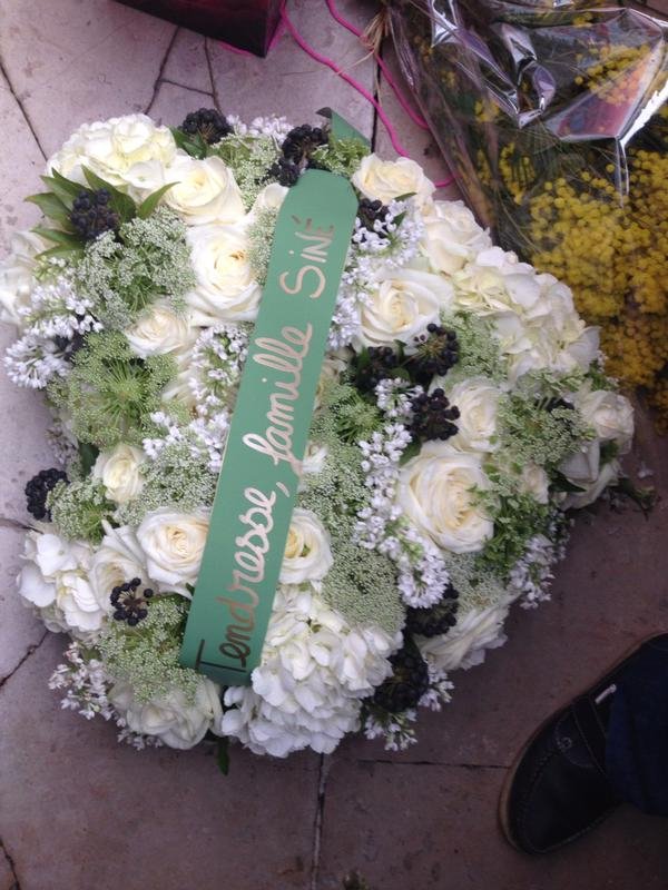 Εκατοντάδες κόσμου στις κηδείες δύο σκιτσογράφων του Charlie Hebdo – Ζωγράφισαν το φέρετρο του Tignous [εικόνες] | iefimerida.gr 2