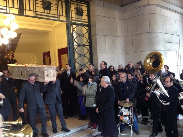 Εκατοντάδες κόσμου στις κηδείες δύο σκιτσογράφων του Charlie Hebdo – Ζωγράφισαν το φέρετρο του Tignous [εικόνες] | iefimerida.gr 0