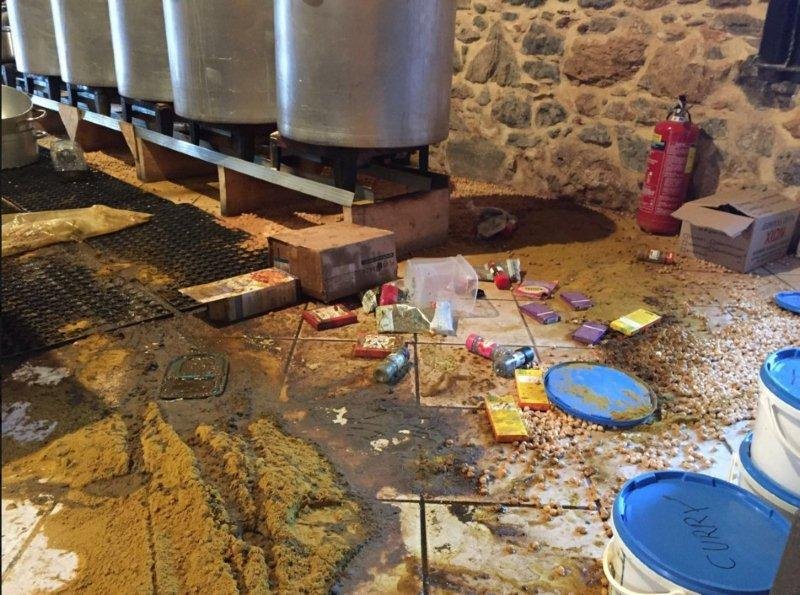 Χίος: Εσπασαν κοινωνική κουζίνα για τους πρόσφυγες [εικόνες & βίντεο] | iefimerida.gr 1