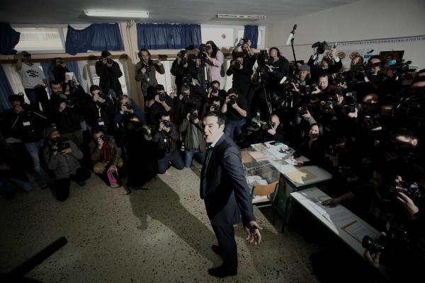 Ψήφισε σαν ροκ σταρ ο Τσίπρας -Πανζουρλισμός στο εκλογικό κέντρο [εικόνες] | iefimerida.gr 1