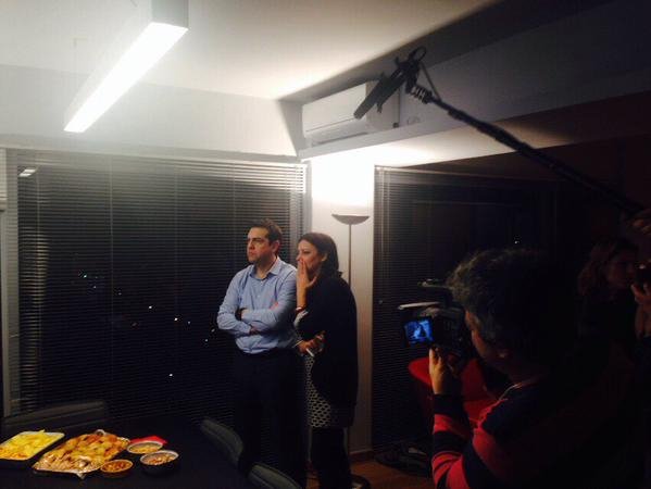 Η Μαρίζα Ματίας αγκαλιά με τον Τσίπρα στην Κουμουνδούρου [εικόνα] | iefimerida.gr 0