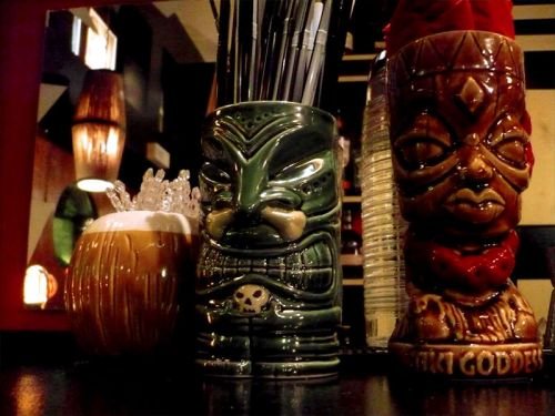 Tiki: Το θρυλικό exotica bar με τα συγκλονιστικά κοκτέιλ όπου μπορείς να «ξεβιδωθείς» με Cramps και Brigitte Bardot [εικόνες] | iefimerida.gr 3