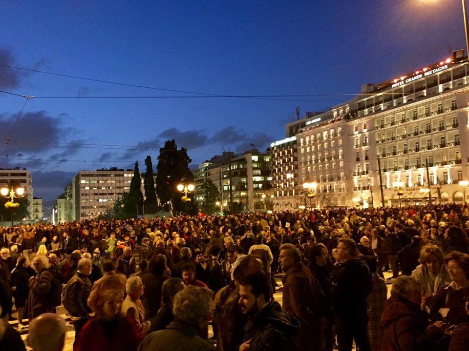 Χιλιάδες πολίτες λένε «όχι» στη λιτότητα: Τα μηνύματα στη συγκέντρωση στο Σύνταγμα [εικόνες & βίντεο] | iefimerida.gr 0