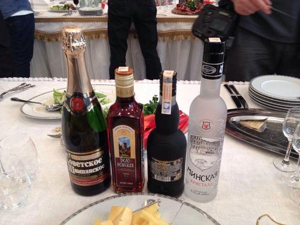  Πούτιν, Ολάντ, Μέρκελ, Ποροσένκο συζητούσαν επί 16 ώρες -Βότκα, ομελέτες, τσιγάρα, μια λιποθυμία και το κινητό της καγκελαρίου που τα έπαιξε [εικόνες & βίντεο] | iefimerida.gr 4