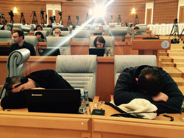 Επεσαν στα πατώματα οι δημοσιογράφοι περιμένοντας τις ανακοινώσεις για το Eurogroup [εικόνες] | iefimerida.gr 3