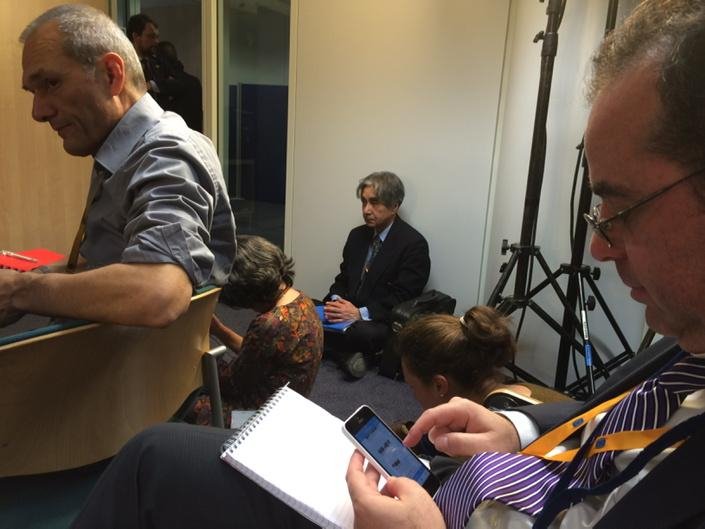 Επεσαν στα πατώματα οι δημοσιογράφοι περιμένοντας τις ανακοινώσεις για το Eurogroup [εικόνες] | iefimerida.gr 0