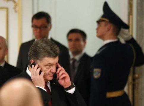  Πούτιν, Ολάντ, Μέρκελ, Ποροσένκο συζητούσαν επί 16 ώρες -Βότκα, ομελέτες, τσιγάρα, μια λιποθυμία και το κινητό της καγκελαρίου που τα έπαιξε [εικόνες & βίντεο] | iefimerida.gr 7