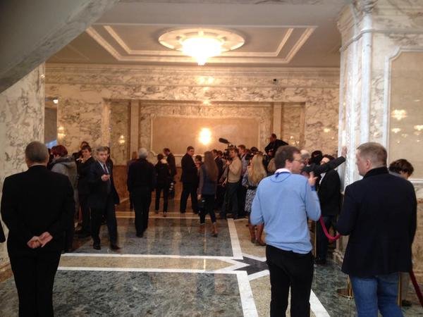  Πούτιν, Ολάντ, Μέρκελ, Ποροσένκο συζητούσαν επί 16 ώρες -Βότκα, ομελέτες, τσιγάρα, μια λιποθυμία και το κινητό της καγκελαρίου που τα έπαιξε [εικόνες & βίντεο] | iefimerida.gr 6