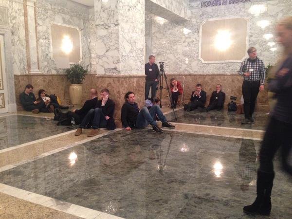  Πούτιν, Ολάντ, Μέρκελ, Ποροσένκο συζητούσαν επί 16 ώρες -Βότκα, ομελέτες, τσιγάρα, μια λιποθυμία και το κινητό της καγκελαρίου που τα έπαιξε [εικόνες & βίντεο] | iefimerida.gr 2