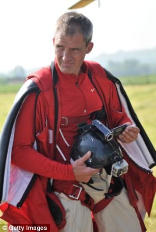 Σκοτώθηκε ο κασκαντέρ που κατέβηκε με αλεξίπτωτο ως Τζέιμς Μποντ στην τελετή έναρξης της Ολυμπιάδας του Λονδίνου [εικόνες] | iefimerida.gr 0