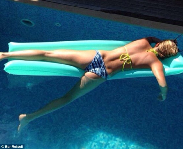 Η Μπαρ Ραφαέλι ισορροπεί στη σανίδα της και προκαλεί αναταράξεις [εικόνες] | iefimerida.gr 1