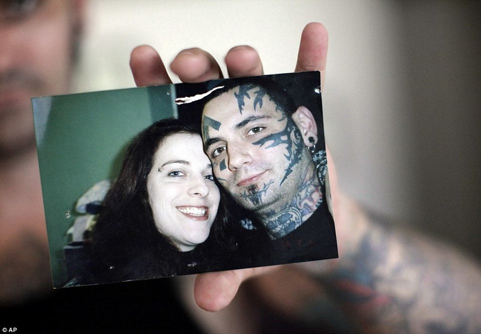 Μετανιωμένος ρατσιστής αφαιρεί όλα τα ναζιστικά τατουάζ-Η συγκλονιστική ιστορία του καταγράφτηκε σε ντοκιμαντέρ [βίντεο + εικόνες] | iefimerida.gr 2