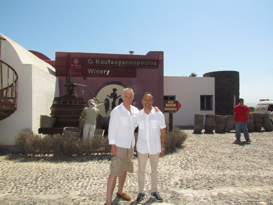 Ο Τόνι Μπλερ με βερμούδα κάνει βόλτες στη Σαντορίνη [εικόνα] | iefimerida.gr 0