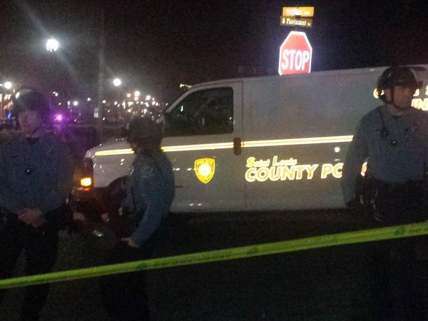 Χάος ξανά στο Φέργκιουσον: Διαδηλωτές πυροβόλησαν αστυνομικούς έξω από το Τμήμα [βίντεο & εικόνες] | iefimerida.gr 1