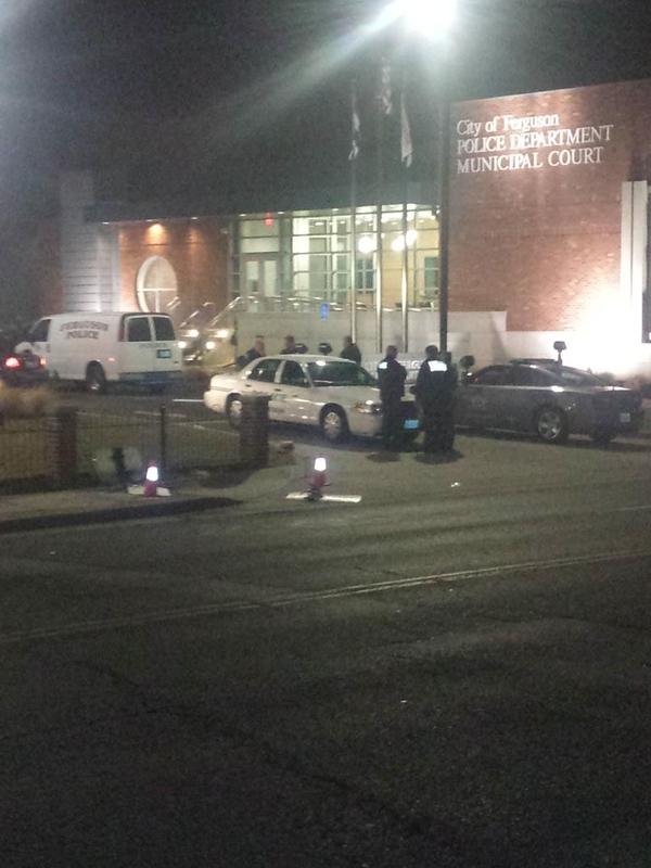 Χάος ξανά στο Φέργκιουσον: Διαδηλωτές πυροβόλησαν αστυνομικούς έξω από το Τμήμα [βίντεο & εικόνες] | iefimerida.gr 4