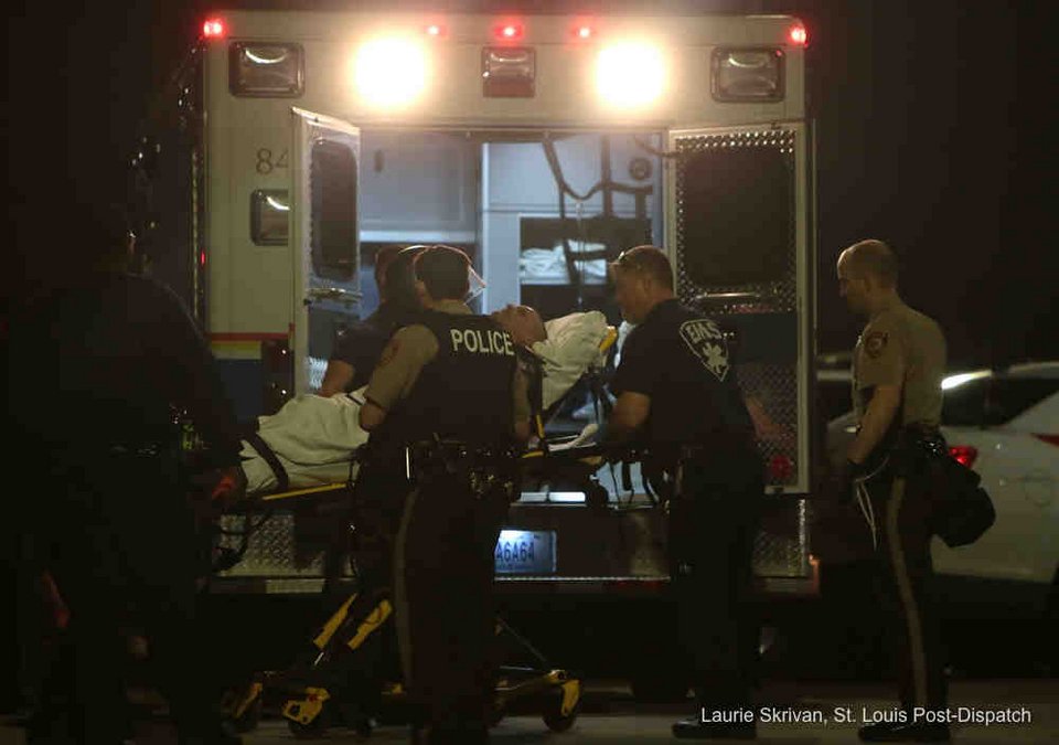 Χάος ξανά στο Φέργκιουσον: Διαδηλωτές πυροβόλησαν αστυνομικούς έξω από το Τμήμα [βίντεο & εικόνες] | iefimerida.gr 0