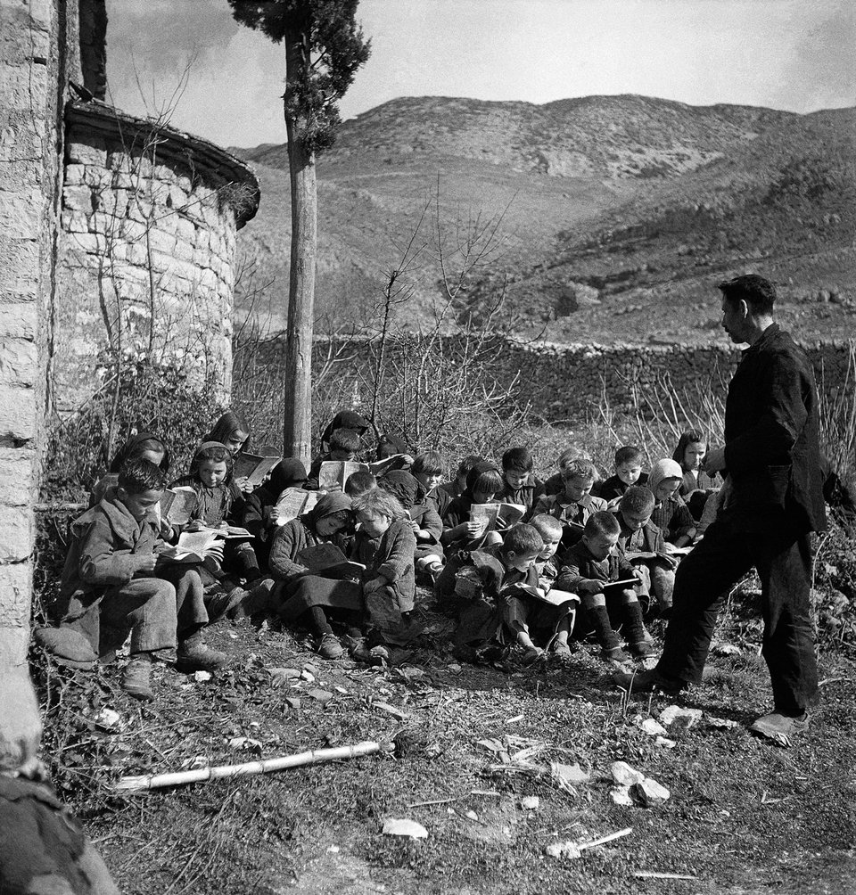 Mια λοξή τάξη αναδύεται στο αίθριο του Μπενάκη [εικόνες] | iefimerida.gr 1