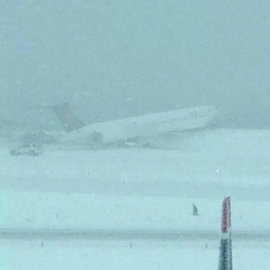 Παραλίγο τραγωδία στη Νέα Υόρκη: Αεροσκάφος βγήκε εκτός διαδρόμου και έπεσε πάνω σε φράχτη [εικόνες & βίντεο] | iefimerida.gr 0