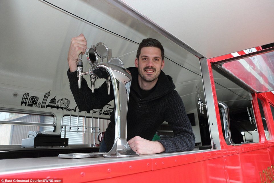 Η κινητή παμπ: Βρετανός μετέτρεψε ένα διώροφο λεωφορείο σε επιχείρηση [εικόνες]  | iefimerida.gr 2