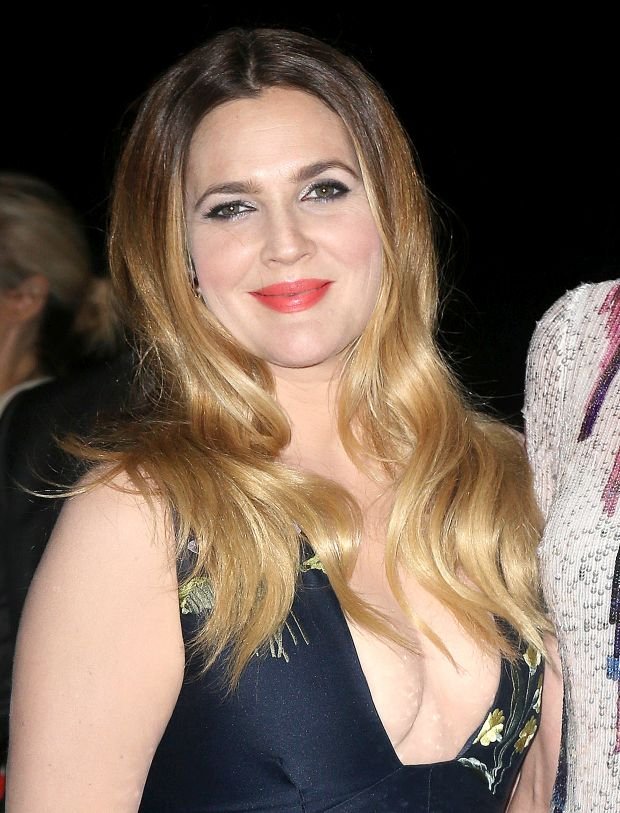 Ντρου Μπάριμορ: Με καυτό ντεκολτέ όπως δεν την έχουμε ξαναδεί [εικόνες]  | iefimerida.gr 0