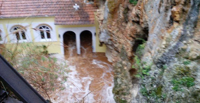 Κεφαλονιά: Ο χείμαρρος παρέσυρε την εικόνα της Αγίας Βαρβάρας μέσα από τον ναό [εικόνες]  | iefimerida.gr 0