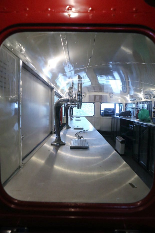 Η κινητή παμπ: Βρετανός μετέτρεψε ένα διώροφο λεωφορείο σε επιχείρηση [εικόνες]  | iefimerida.gr 5