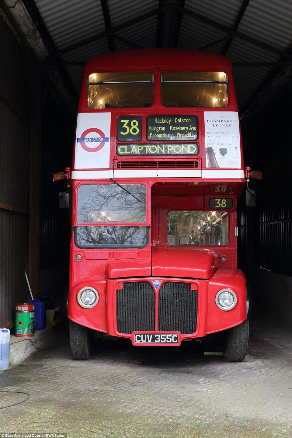 Η κινητή παμπ: Βρετανός μετέτρεψε ένα διώροφο λεωφορείο σε επιχείρηση [εικόνες]  | iefimerida.gr 3