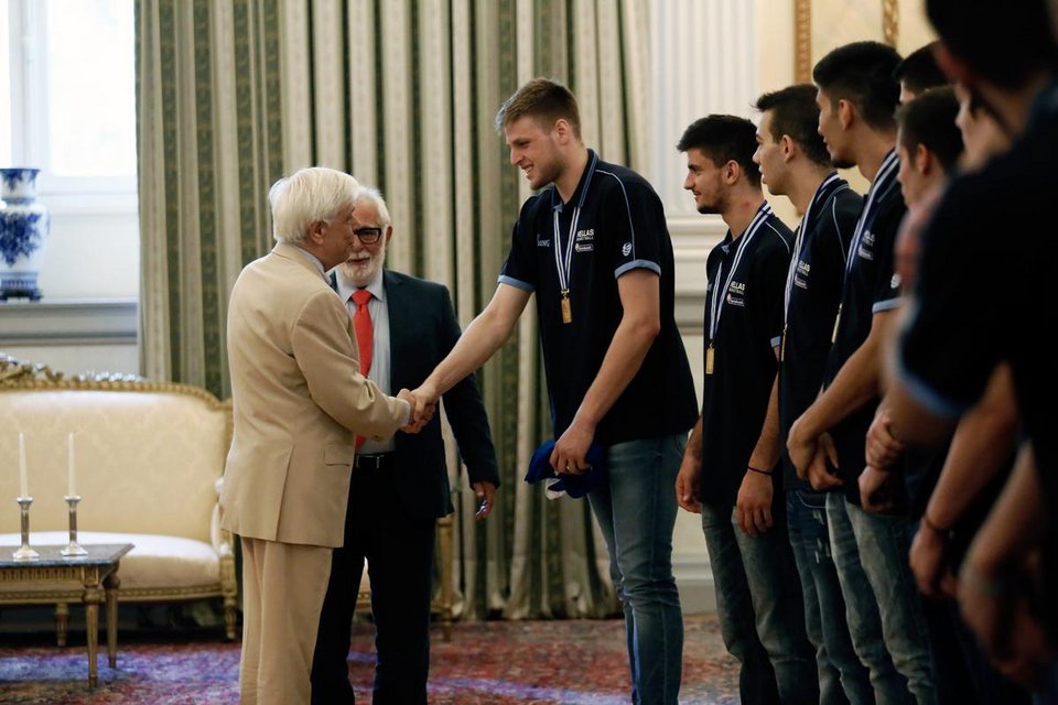 Οι «χρυσοί» έφηβοι του μπάσκετ τιμήθηκαν από τον Πρόεδρο της Δημοκρατίας [εικόνες] | iefimerida.gr 0