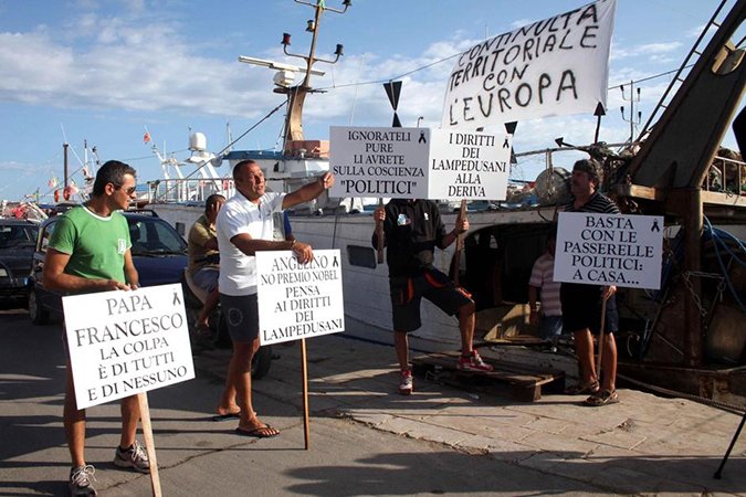 Κάτοικοι της Λαμπεντούζα αποδοκίμασαν τον Ζοζέ Μπαρόζο: Δολοφόνοι να δείτε πως ζουν οι μετανάστες...[εικόνες] | iefimerida.gr 1