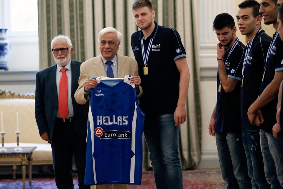Οι «χρυσοί» έφηβοι του μπάσκετ τιμήθηκαν από τον Πρόεδρο της Δημοκρατίας [εικόνες] | iefimerida.gr 1