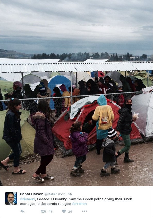 Ελληνες αστυνομικοί στην Ειδομένη μοίρασαν το φαγητό τους στους πρόσφυγες [εικόνα] | iefimerida.gr 0