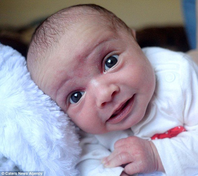 Μια 30χρονη στην Αγγλία πήγε στον γιατρό με πόνο στο στομάχι και βρέθηκε με ένα μωρό στην αγκαλιά [εικόνα] | iefimerida.gr 0