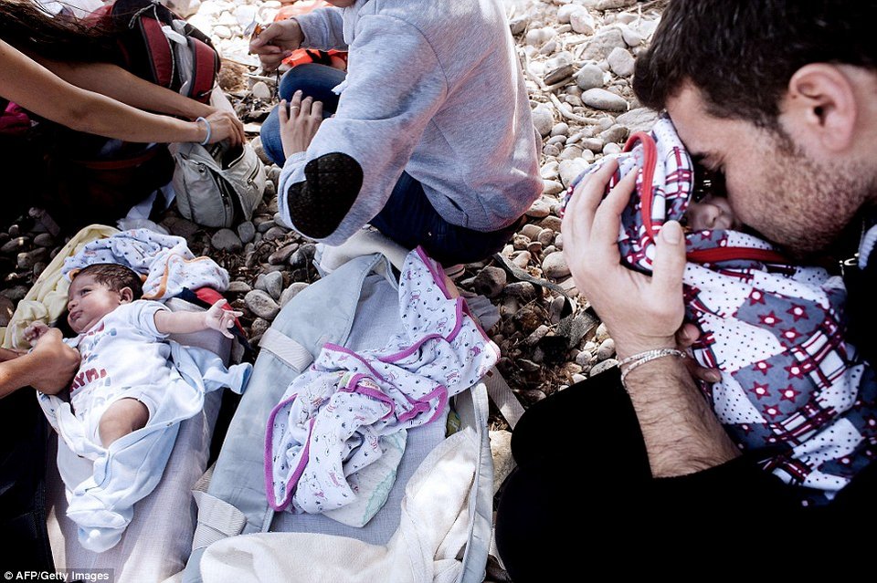 Τα δίδυμα μωρά που έκαναν το ταξίδι από τη Συρία μέσα σε έναν ταξιδιωτικό σάκο [εικόνες] | iefimerida.gr 1