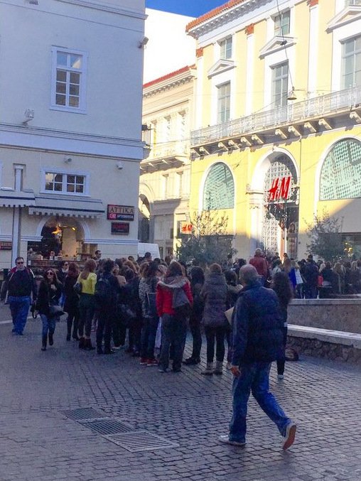 «Ασε κάτω το φουστάνι, μαντάμ. Αυτό είναι για την πίστα!»: Μαλλιά κουβάρια και οι διάσημες για ένα Balmain στα H&M [εικόνες] | iefimerida.gr 1