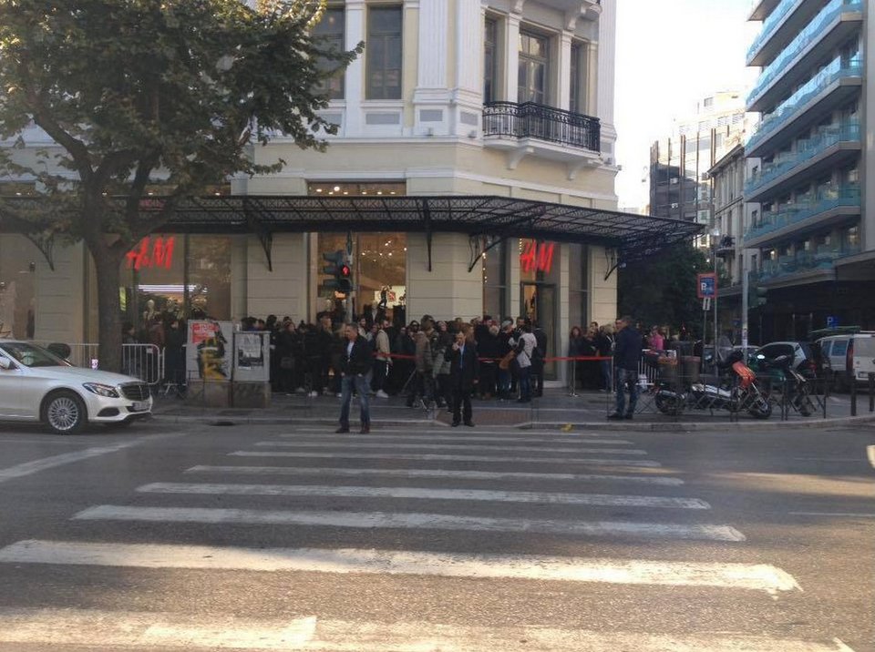 «Ασε κάτω το φουστάνι, μαντάμ. Αυτό είναι για την πίστα!»: Μαλλιά κουβάρια και οι διάσημες για ένα Balmain στα H&M [εικόνες] | iefimerida.gr 0