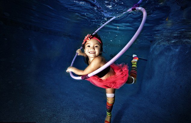 Υποβρύχια μαγεία: Οταν οι μπόμπιρες ποζάρουν μέσα στο νερό [εικόνες] | iefimerida.gr 1