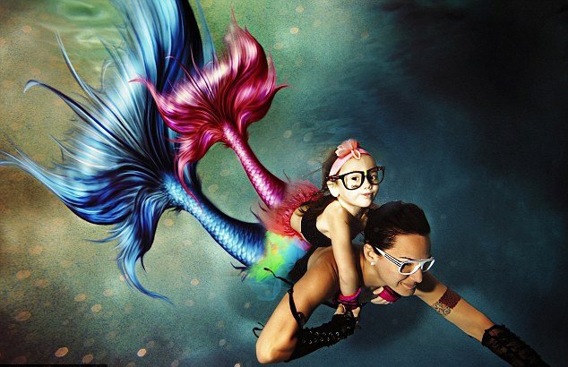 Υποβρύχια μαγεία: Οταν οι μπόμπιρες ποζάρουν μέσα στο νερό [εικόνες] | iefimerida.gr 2