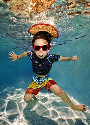 Υποβρύχια μαγεία: Οταν οι μπόμπιρες ποζάρουν μέσα στο νερό [εικόνες] | iefimerida.gr 5